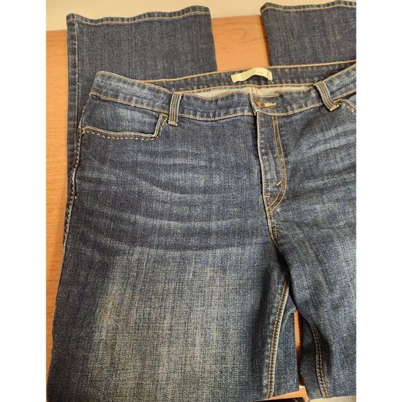 Levi 18M 590 Boot Cut Jeans. Measures approx 40W x 31 inseam x 11 rise - Picture 4 of 10